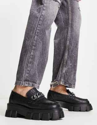 Truffle Collection – Loafer aus Kunstleder in Kroko-Schwarz mit dicker Sohle und Kettendesign