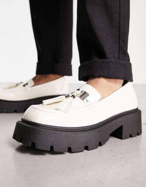 Truffle Collection – Loafer mit Bommel in Creme mit eckiger Zehenpartie und dicker Sohle