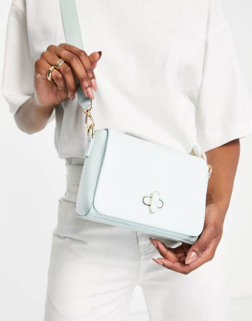 Truffle Collection – Miętowa marszczona torebka crossbody z klapką
