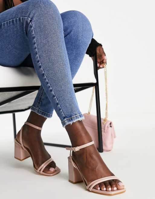 Truffle Collection - Minimalistische sandalen met vierkante neus en blokhak in beige