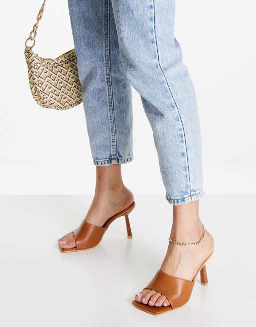 Truffle Collection – Mules in Hellbeige mit Absatz und eckiger Zehenpartie