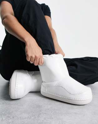 Truffle Collection Truffle Collection padded short snow boots in cream-White