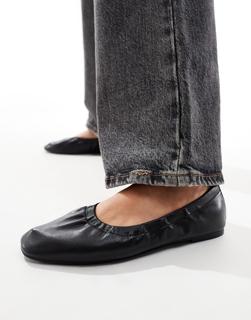 Truffle Collection Ruched Ballet Flats In Black