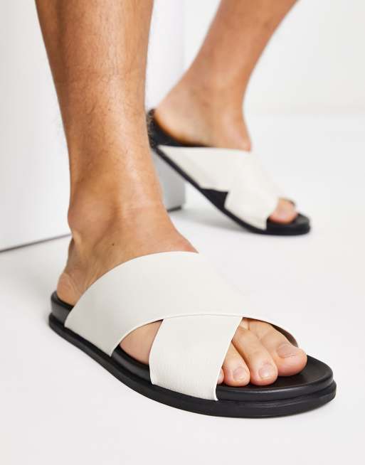 Truffle Collection – Sandalen in Creme mit überkreuztem Riemchen