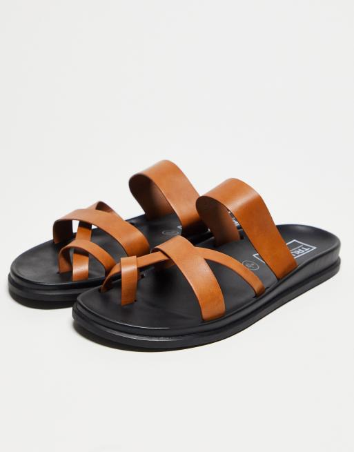 Truffle Collection – Sandalen in Hellbraun mit Zehensteg und mehreren Riemchen