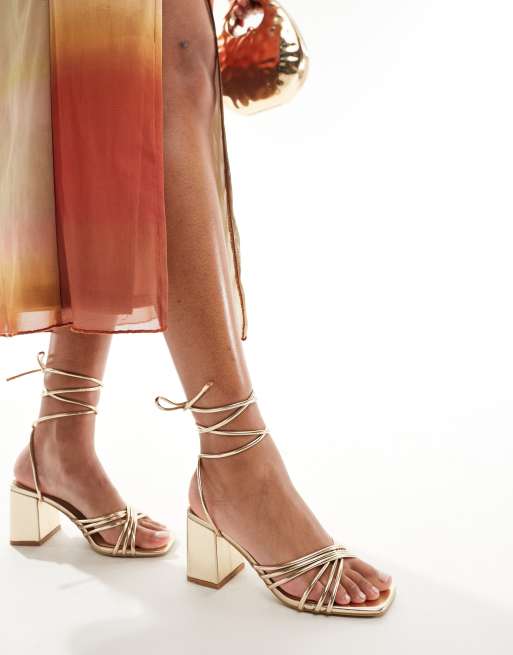 Truffle Collection - Sandalen met blokhak en smalle bandjes in goud