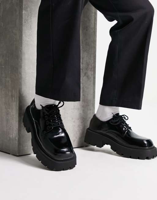 Truffle Collection – Schnürschuhe aus Kunstleder in Schwarz mit eckiger Zehenpartie und dicker Sohle