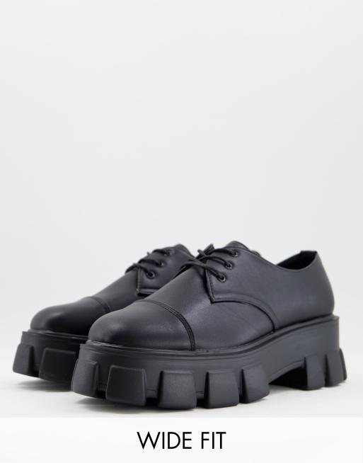 Truffle Collection – Schnürschuhe aus schwarzem Kunstleder mit superdicker Sohle, weite Passform