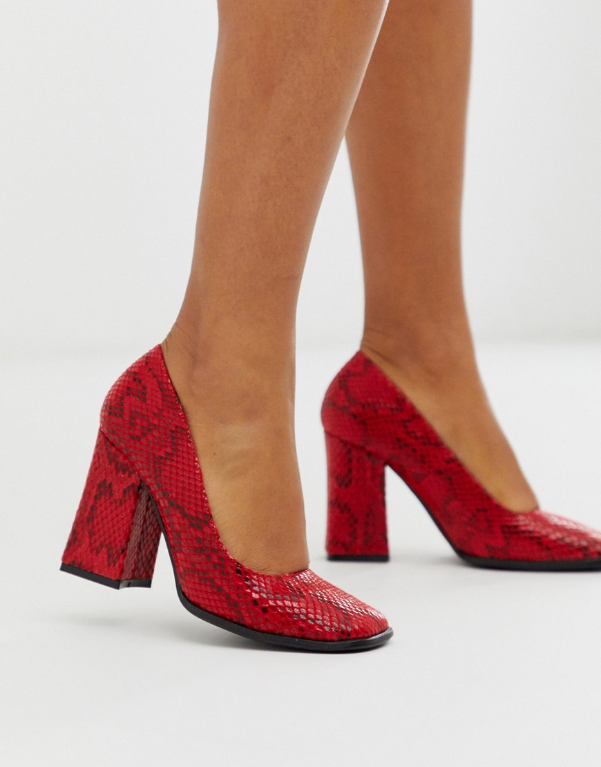 Truffle Collection - Schoen met blokhak en brede pasvorm met rode slangenprint-Rood