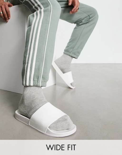 Truffle Collection - Slippers met brede pasvorm van imitatieleer in wit 