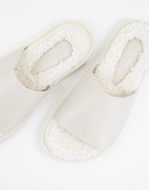 Truffle Collection - Slippers met voetbed van bont in crème