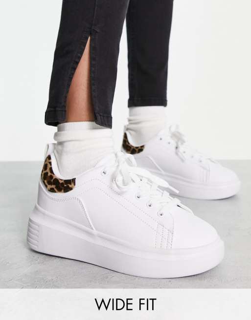 Truffle Collection – Sneaker in Weiß mit Leopardenmuster-Borte und dicker Sohle, weite Passform