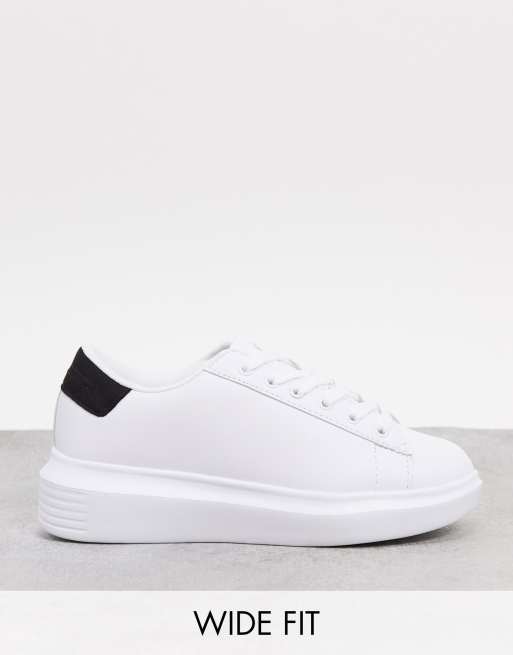 Truffle Collection – Sneaker in Weiß mit schwarzem Schuhkragen und flacher Plateausohle, weite Passform