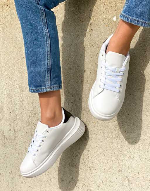 Truffle Collection - Sneakers bianche con suola spessa con etichetta nera, 3 di 4