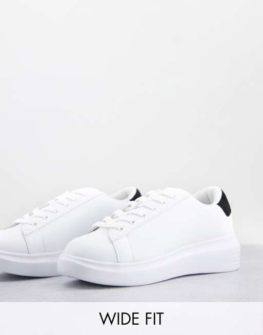 Truffle Collection - Sneakers met dikke zool en brede pasvorm in wit met zwart label