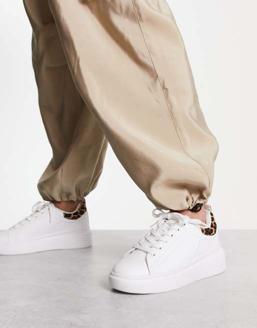 Truffle Collection - Sneakers met dikke zool in wit met luipaardprint hielstuk