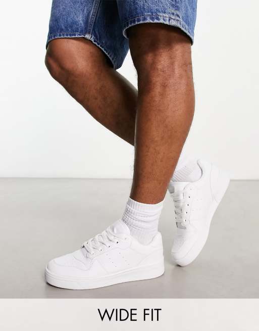 Truffle Collection - Sneakers met veters en brede pasvorm in wit