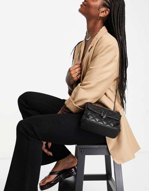 Truffle Collection - Sort quiltet crossbody-taske med kæde, 4 af 4