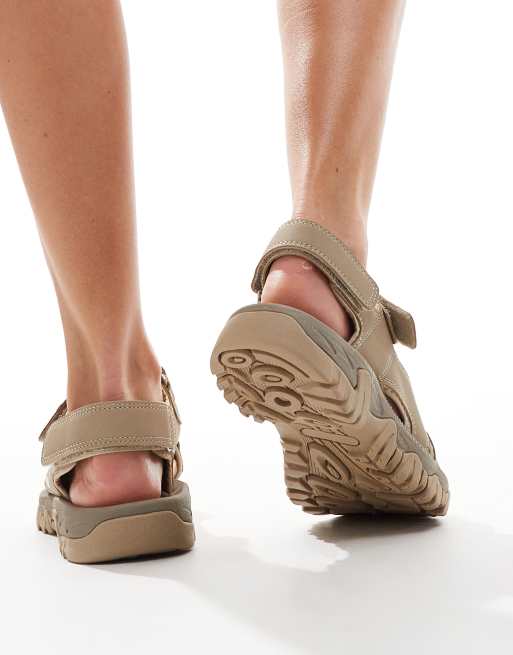 Truffle Collection Sportieve sandalen in bruin ASOS