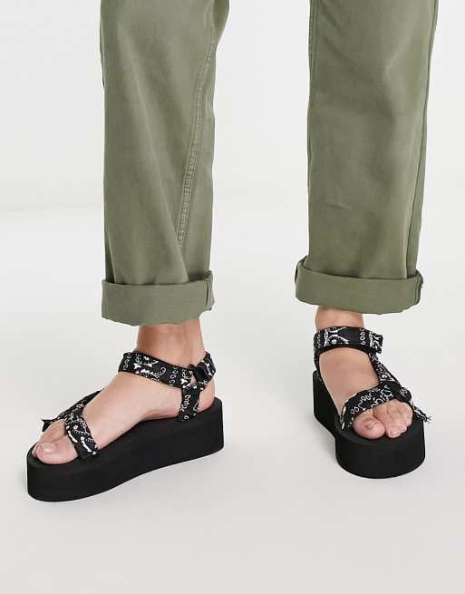 Truffle Collection - Sporty flatform-sandaler i sort/hvid