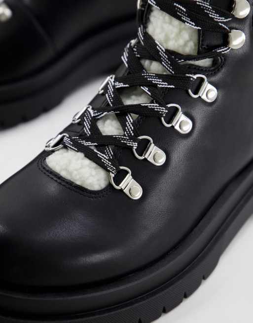 Truffle Collection – Stiefel mit Kunstfellfutter und dicker Sohle in Schwarz , 2 von 4