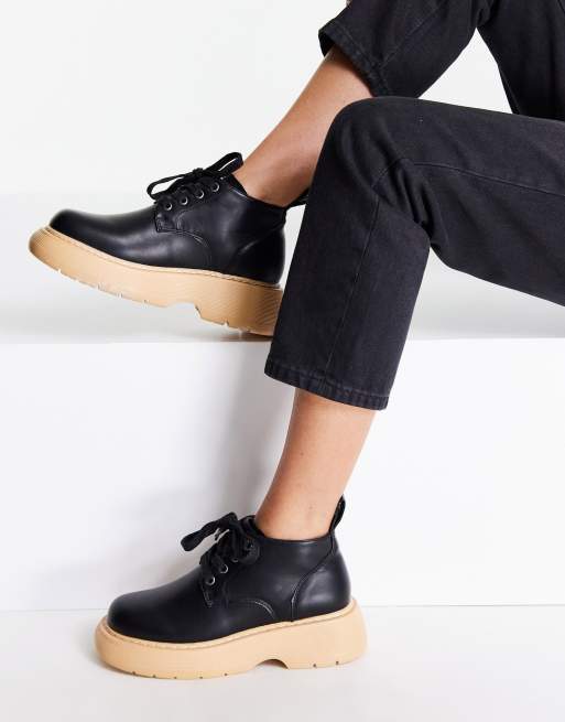 Truffle Collection – Svarta grova boots med snörning, kort skaft och kontrastfärgad sula