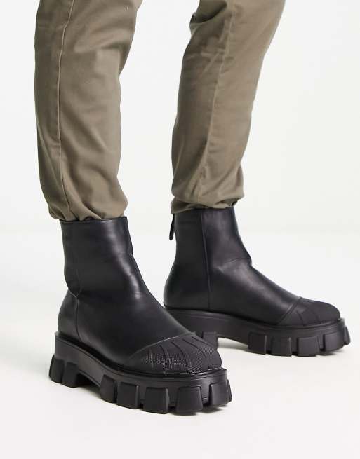 Truffle Collection – Svarta, grova, vadhöga boots i dra på-stil av läderimitation