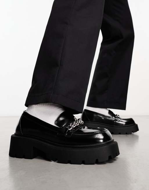 Truffle Collection – Svarta loafers i läderimitation med grova kedjor och bred passform, 3 av 4