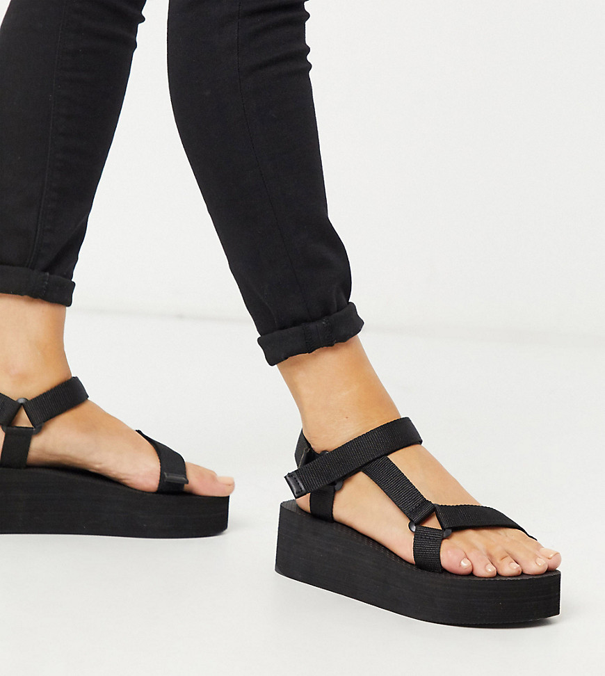 Truffle Collection – Svarta sportiga flatform-sandaler med bred passform