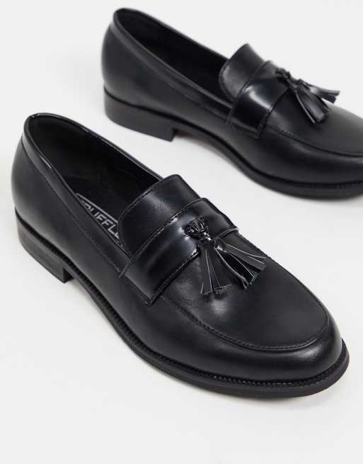 Truffle Collection – Svarta vävda loafers med tofsar