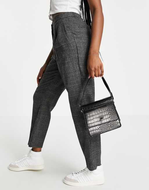Truffle Collection – Tasche in Schwarz mit Kroko-Optik und Tragegriff