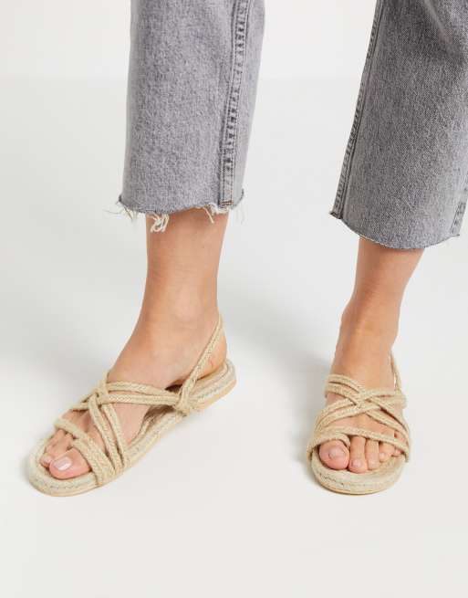 Truffle Collection – Vävda, platta sandaler med tåögla
