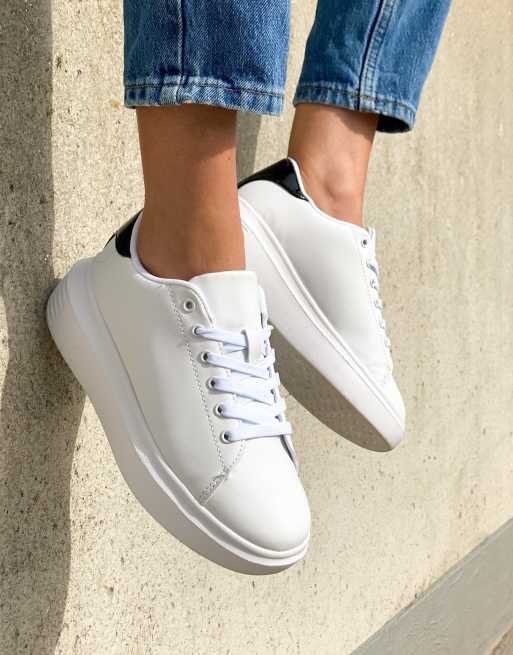 Truffle Collection – Vita, grova sneakers med svart hälflik