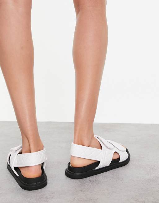 Truffle Collection – Vita, platta sandaler med dubbla, kviltade remmar, 4 av 4