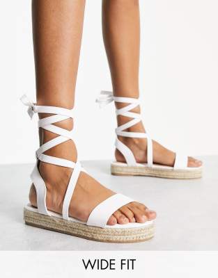 Truffle Collection - Weiße Espadrille-Sandalen in weiter Passform mit Beinschnürung