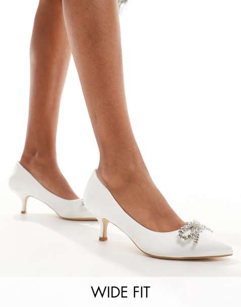 Truffle Collection Wide Fit - Alt til bruden - Elfenbenshvide pumps med kitten-hæl og sløjfeudsmykning i satin - view 1