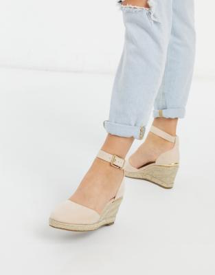 wide closed toe wedges
