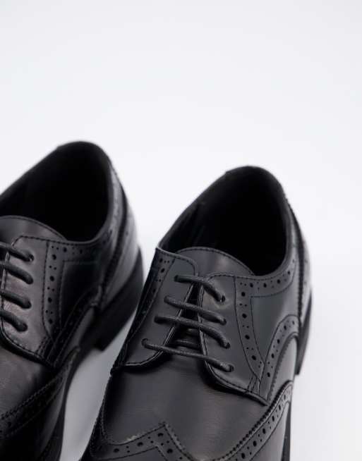 Truffle Collection Wide Fit – Czarne sznurowane brogsy na szeroką stopę, 2 z 4