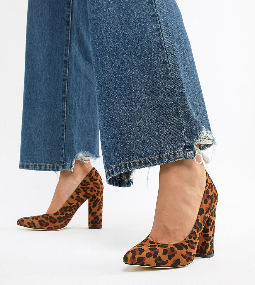 Truffle Collection – Wide Fit – Leopardmönstrade skor med spetsig tå och blockklack-Flerfärgad
