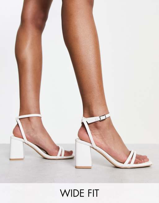 Truffle Collection Wide Fit - Sandales de mariée minimalistes à talon et bout carrés - Blanc