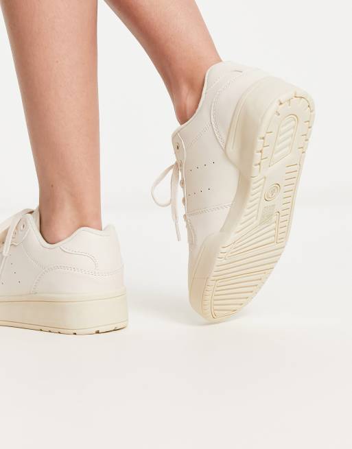 Truffle Collection Wide Fit – Sneaker in Beige mit dicker, flacher Plateausohle, 2 von 4