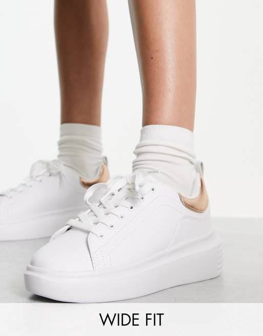 Truffle Collection Wide Fit – Sneaker in Weiß mit dicker Sohle und roségoldenem Fersendetail, weite Passform