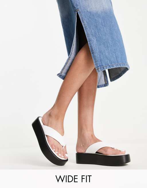 Truffle Collection Wide Fit – Vita flatform-sandaler med tårem