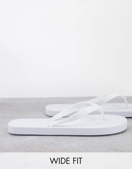 Truffle Collection – Zehenstegsandalen in Weiß mit weiter Passform