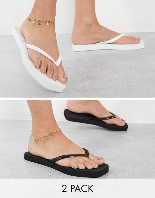 Truffle Collection – Zehenstegsandalen mit eckiger Zehenpartie in Schwarz und Weiß im 2er-Pack