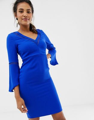 Tætsiddende kjole med v-udskæring fra Paper Dolls-Blå