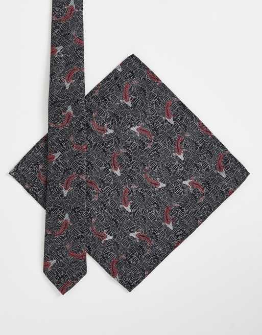 Twisted Tailor - Set con cravatta nera con design con pesci koi