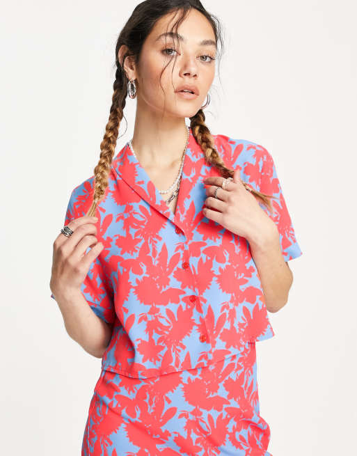 Twisted Wunder - Camicia oversize corta con colletto aperto rossa e blu a fiori