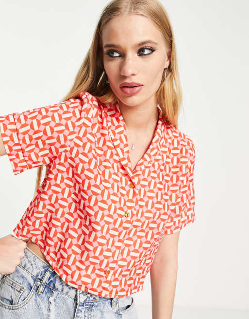 Twisted Wunder - Camicia squadrata a maniche corte rosa con stampa geometrica in coordinato