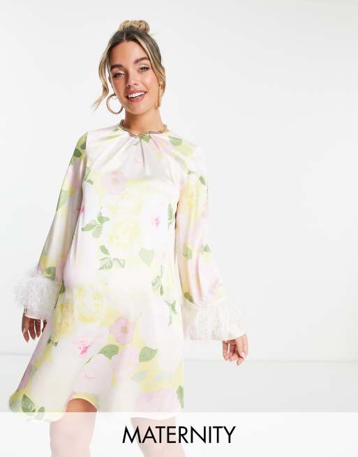 Twisted Wunder Maternity – Żółta prosta sukienka mini w kwiaty z mankietami wykończonymi sztucznymi piórkami